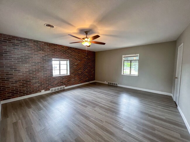 Building Photo - 905 E 16th St Unit 905 1/2 16th St. D