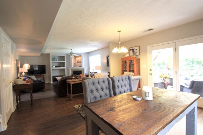Photo - 897 Henderson Dr