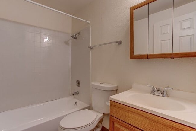 Photo - 2 bedroom 1 bath close to local shops!!