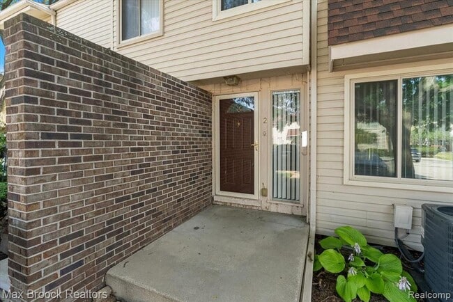 Photo - 2 Portsmouth Towne St