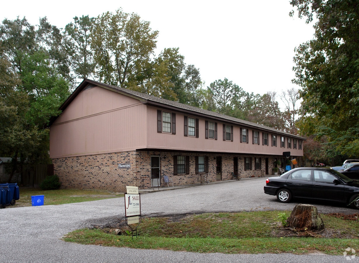 Pinecrest Apartments - Pinecrest Apartments