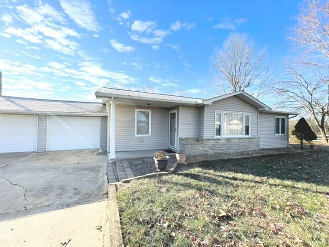 Building Photo - Spacious 2 bedroom/ 2 bath home with a par...