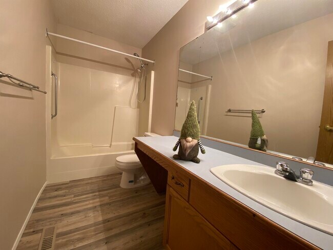 Photo - 2 Bed 1 Bath Unit in Red Deer, AB Unit 212