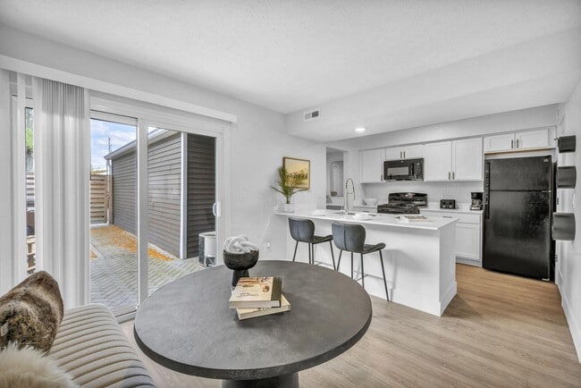 Diamond Townhome - dedicated dining area in for entertaining