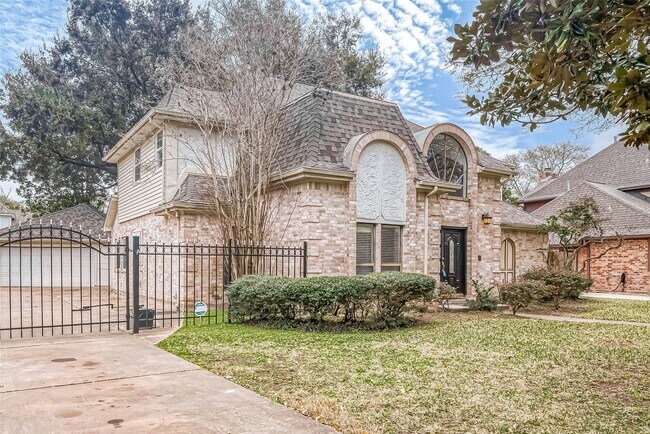 1015 Sugar Lakes Dr