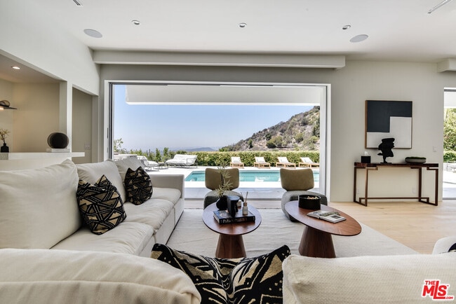 8908 Alto Cedro Dr