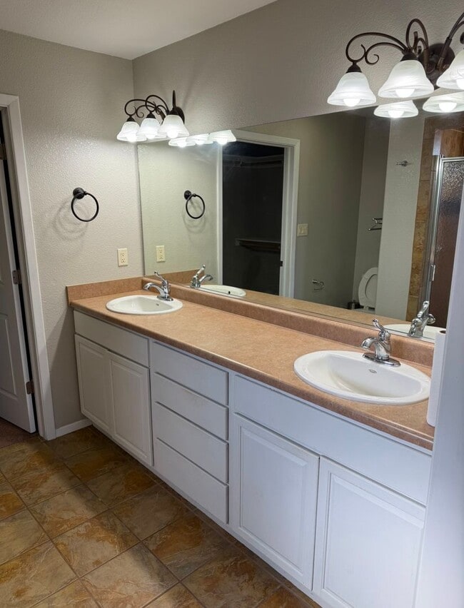 Photo - 512 Los Pinos Cir