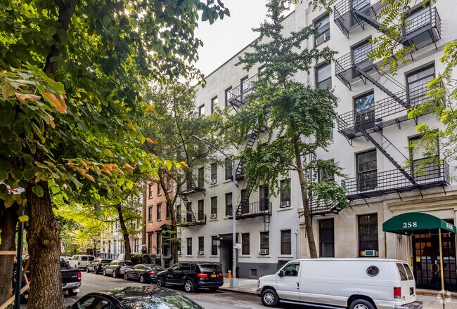 Photo - 250 W 22nd St