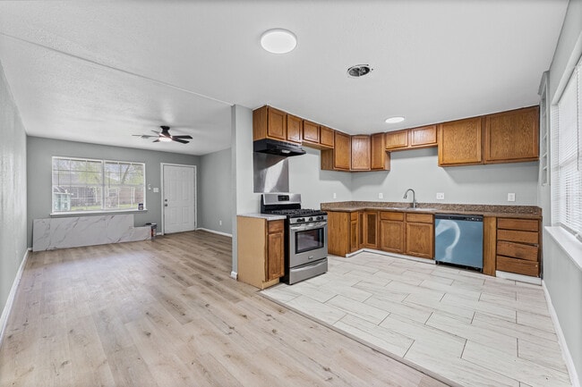 Photo - 721 Champs St