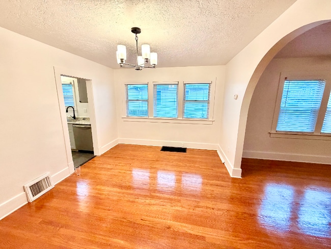 Photo - 2755 Grandview Ave