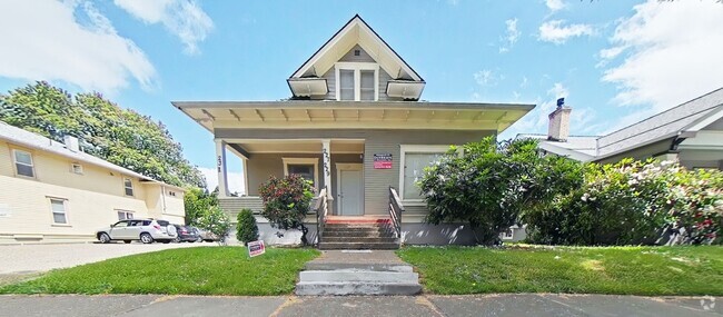Building Photo - 1 Bedroom Triplex ~ Close to Campus ~ Cat ... Unit 227 NW 9th St Rental