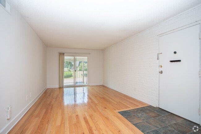 2BR, 1.5BA - 985SF - Living Area