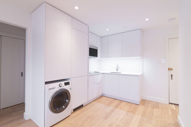 Building Photo - 4745 Chem. Queen Mary Unit 23