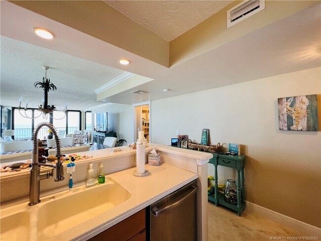 Building Photo - 10600 S Ocean Dr Unit 701