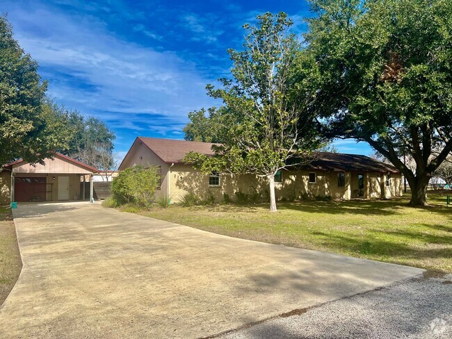 Building Photo - Cute Country Charmer! Rental