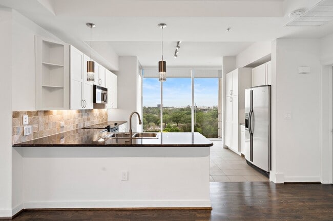 Building Photo - 3333 Allen Pkwy Unit 801