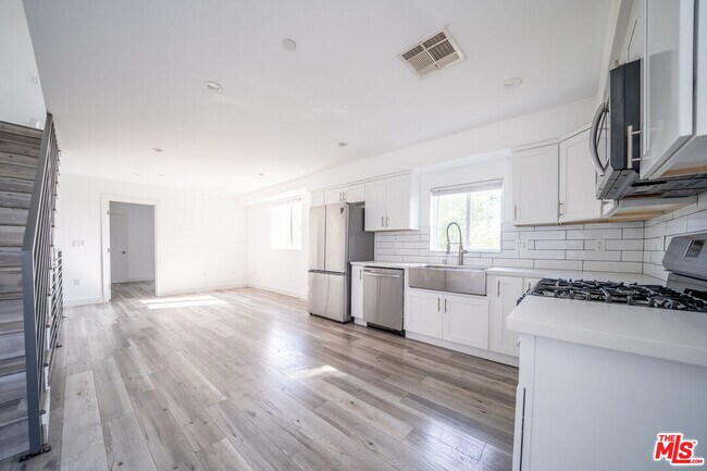 Building Photo - 5748 Elmer Ave