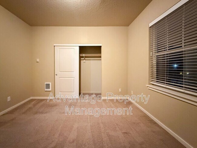 Photo - 537 Catron St N