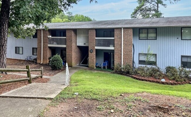 Building Photo - 1022 Sandlin Pl Unit APT D