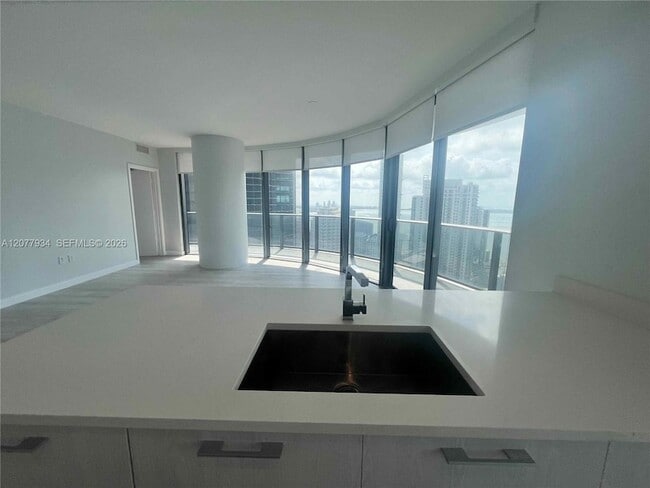 45 SW 9th St Unit 3703
