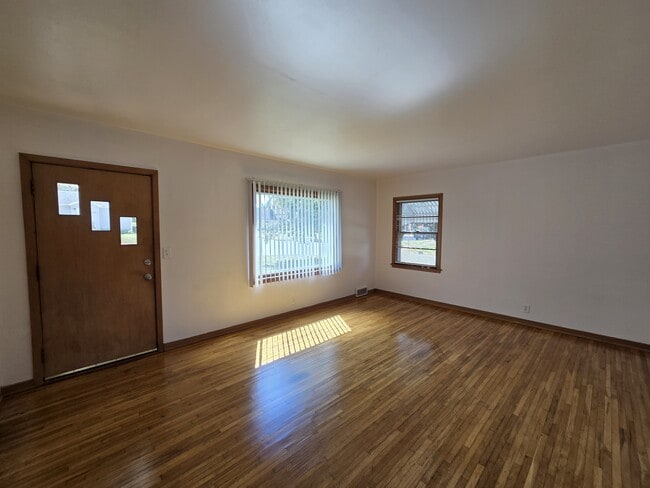 Building Photo - 1025 W 8th St Rental