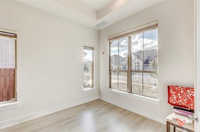 Photo - 212 Charbono St