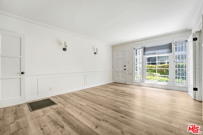 Photo - 308 S Reeves Dr Condo Unit 310A