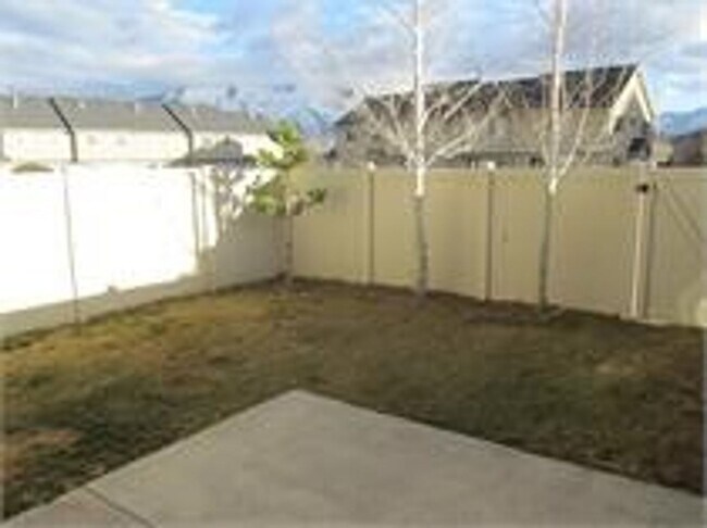 Photo - *Reduced price* End Unit Townhouse in Spri...