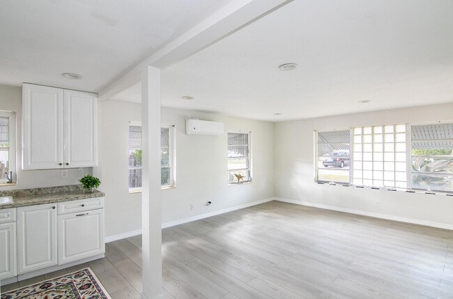 Photo - 422 N Broadway