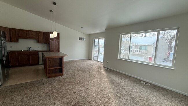 Photo - Lovely west Facing 3 Bed, 2 Bath, 2 Car Garage Townhouse!  Available now!