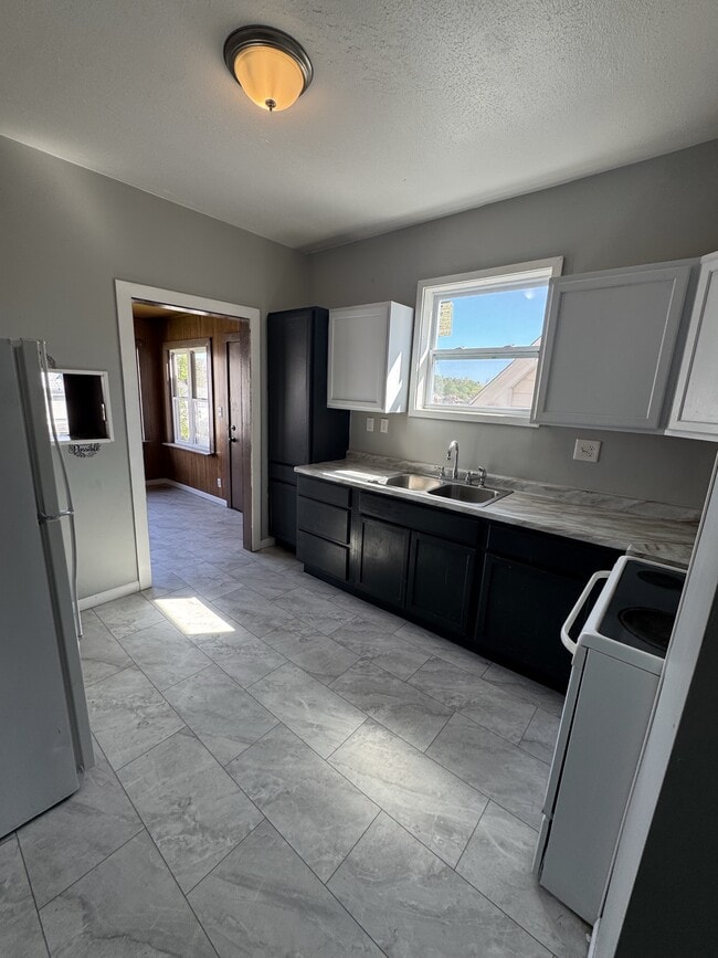 Photo - 63 W Hallam Ave