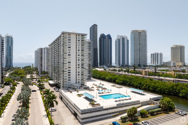 Photo - Winston Towers 300