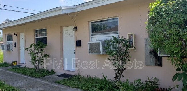 Building Photo - 2711 NW 1st St Unit Apt 1-4 3