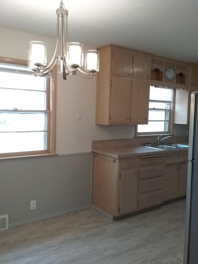 Cute, well maintained, brick duplex in South Central Lincoln