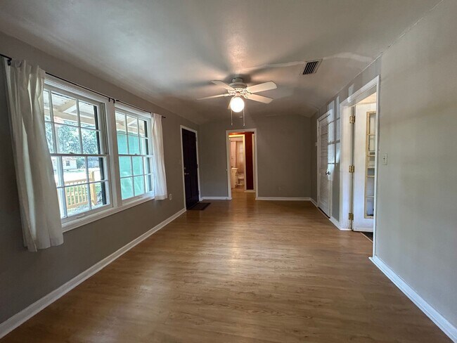 Photo - Adorable Oak Park 2/1 With Garden Oasis