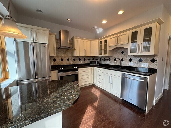 Building Photo - 212 Chelsea St Unit 2 Rental