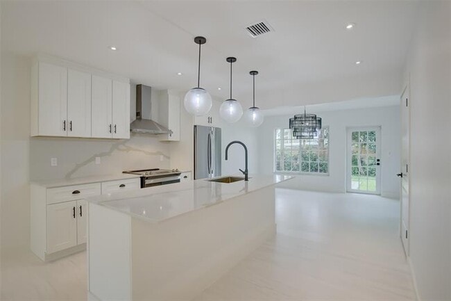 Photo - 820 NE 23rd Ave