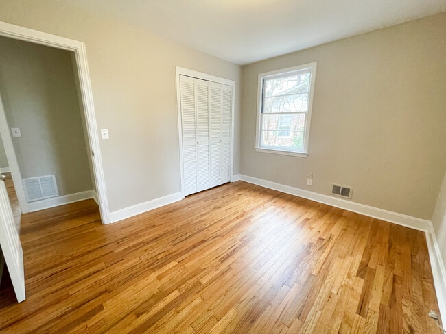 Photo - 1842 Evelyn St