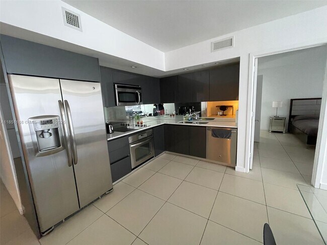 Building Photo - 31 SE 6th St Unit 907 Rental