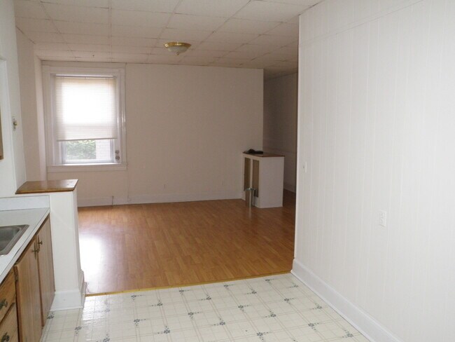 living room - 3015 Saint Paul St Unit 2