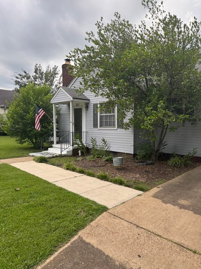 Photo - 201 Sherrill St SW