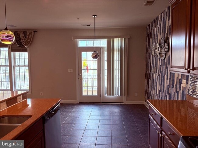 Photo - 635 Whetstone Glen St