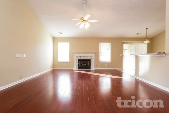 Photo - 425 Crested View Dr