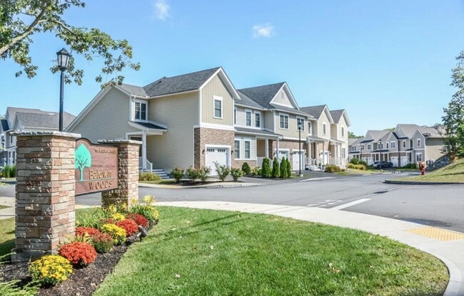 3 bed 2.5 bath home available 9/1. - 3 bed 2.5 bath home available 9/1. Unit 27
