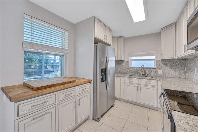 Photo - 1650 NE 33rd St