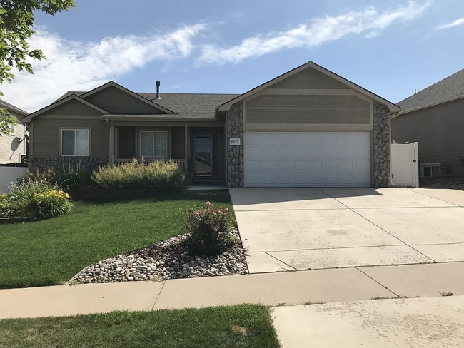 Building Photo - Spacious 5 Bedroom, 3 Bath Ranch Home with 2-Car Garage