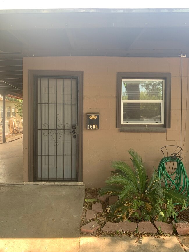 Building Photo - 1604 W Hollywood Ave Unit 1604