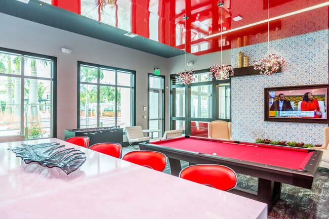 Salón para residentes con área de juegos y televisor