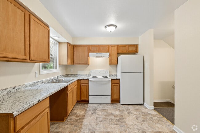 Townhome 2BR, 1.5BA - Kitchen