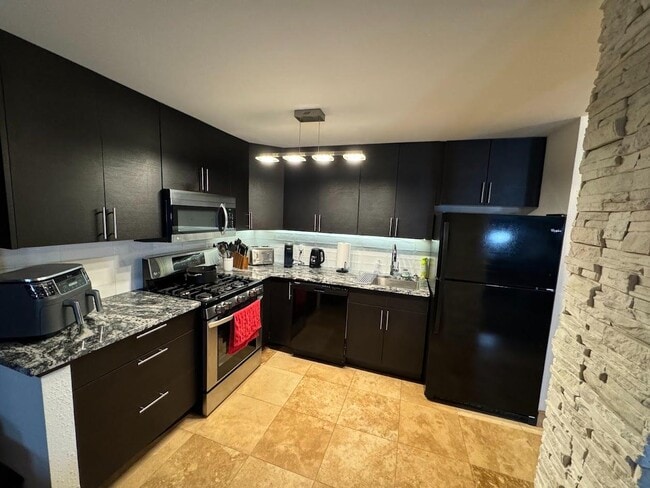 450 W 7th St